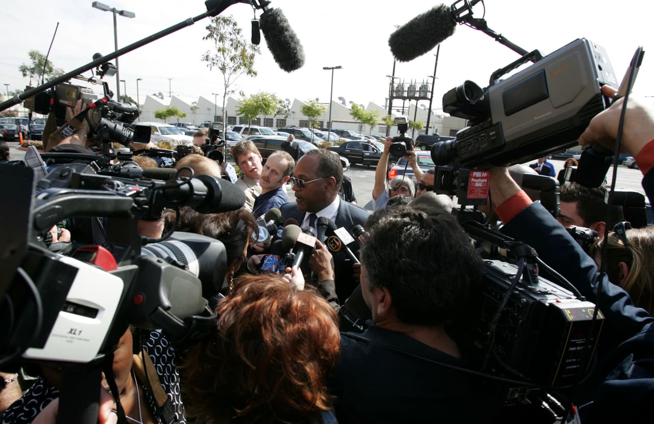 O. J. Simpson: fue acusado por asesinar a su exesposa Nicole Brown y su amigo Ron Goldman. El juicio contó con la presencia de las cámaras de televisión, duró ocho meses y declaró inicialmente a Simpson inocente.