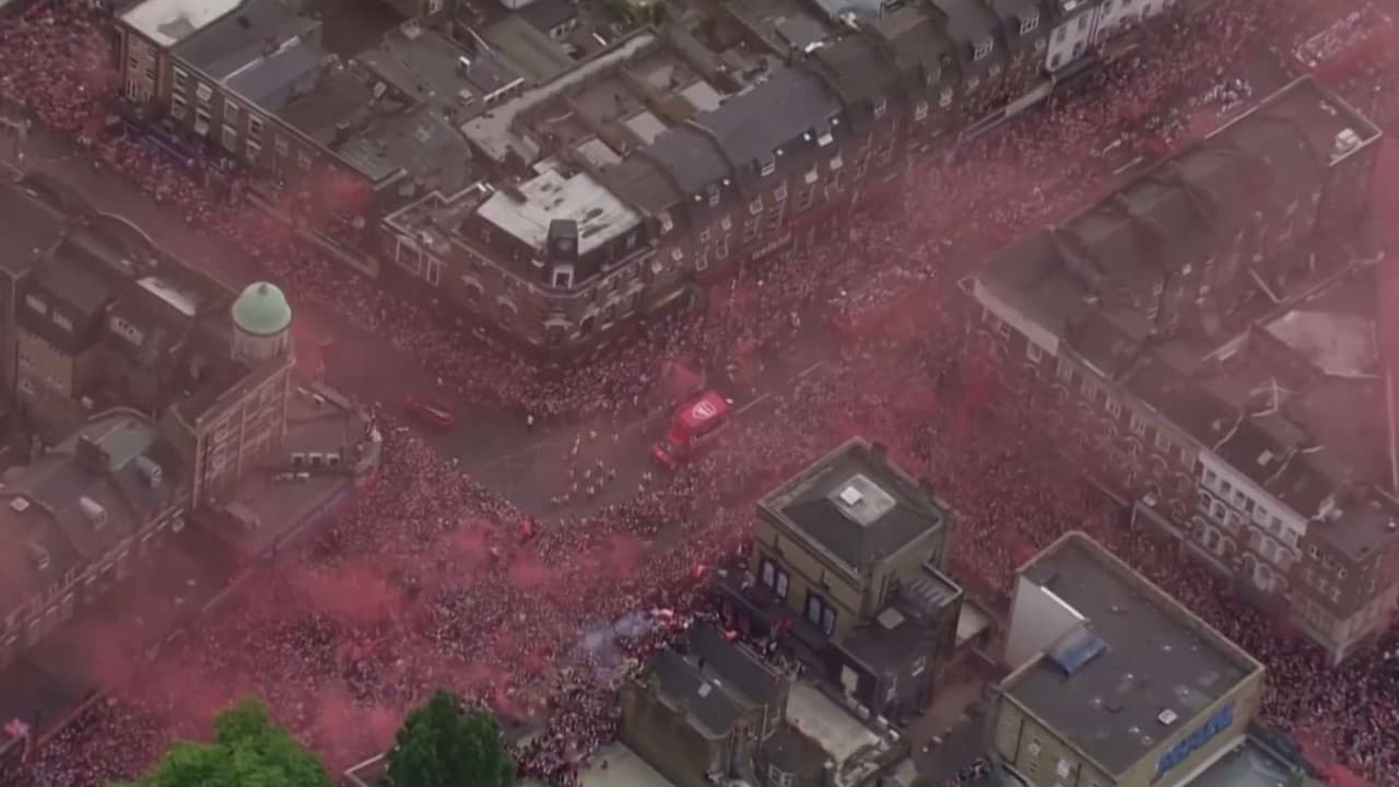 Londres se pinta de rojo por el histórico título del Arsenal