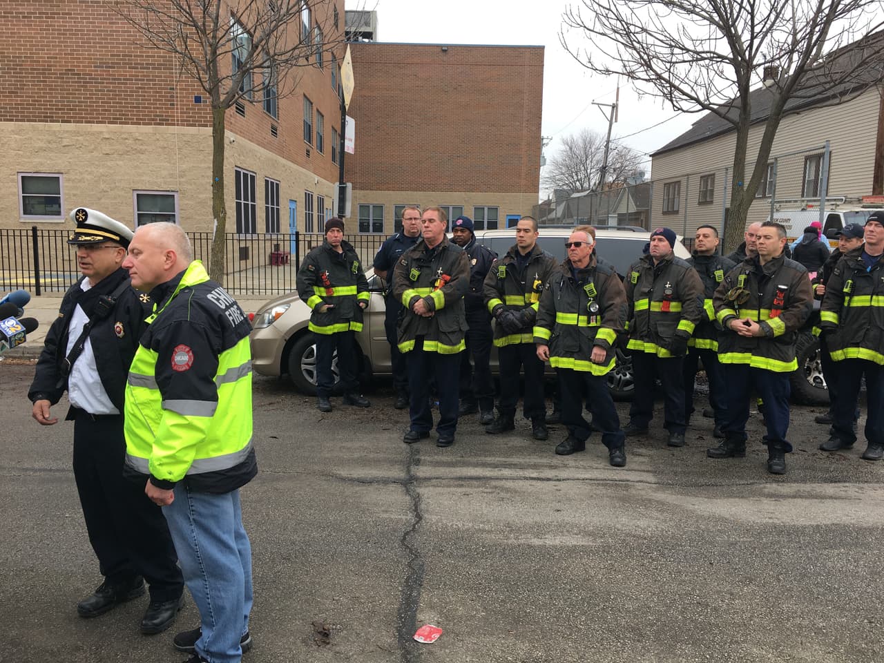 El incendio se inició alrededor de las 5:45 am del sábado, y la causa continúa bajo investigación.