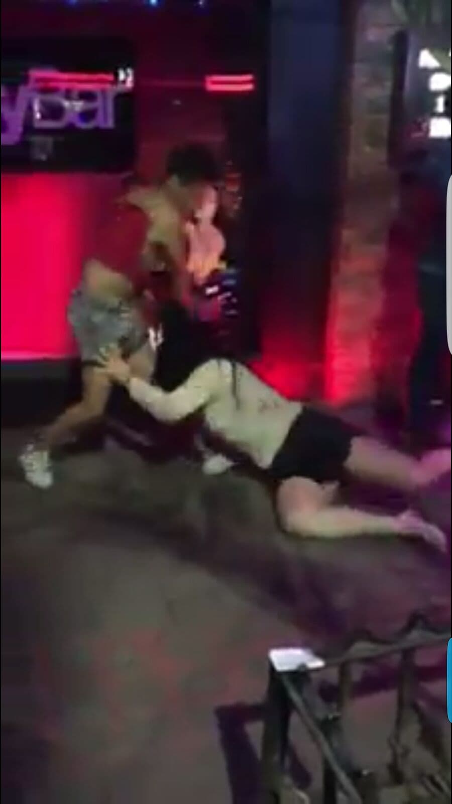 Según relata la joven, alrededor de seis hombres los reconocieron por su participación en el programa y comenzaron a burlarse de ellos en el interior del bar en la Ciudad de México.