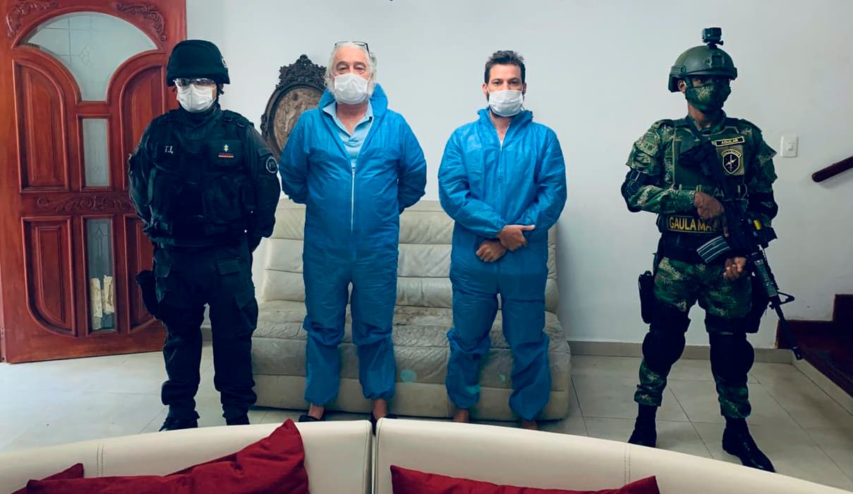 “Es como beber lejía”: arrestan a dos hombres que engañaban con una falsa “cura milagrosa” contra el covid-19