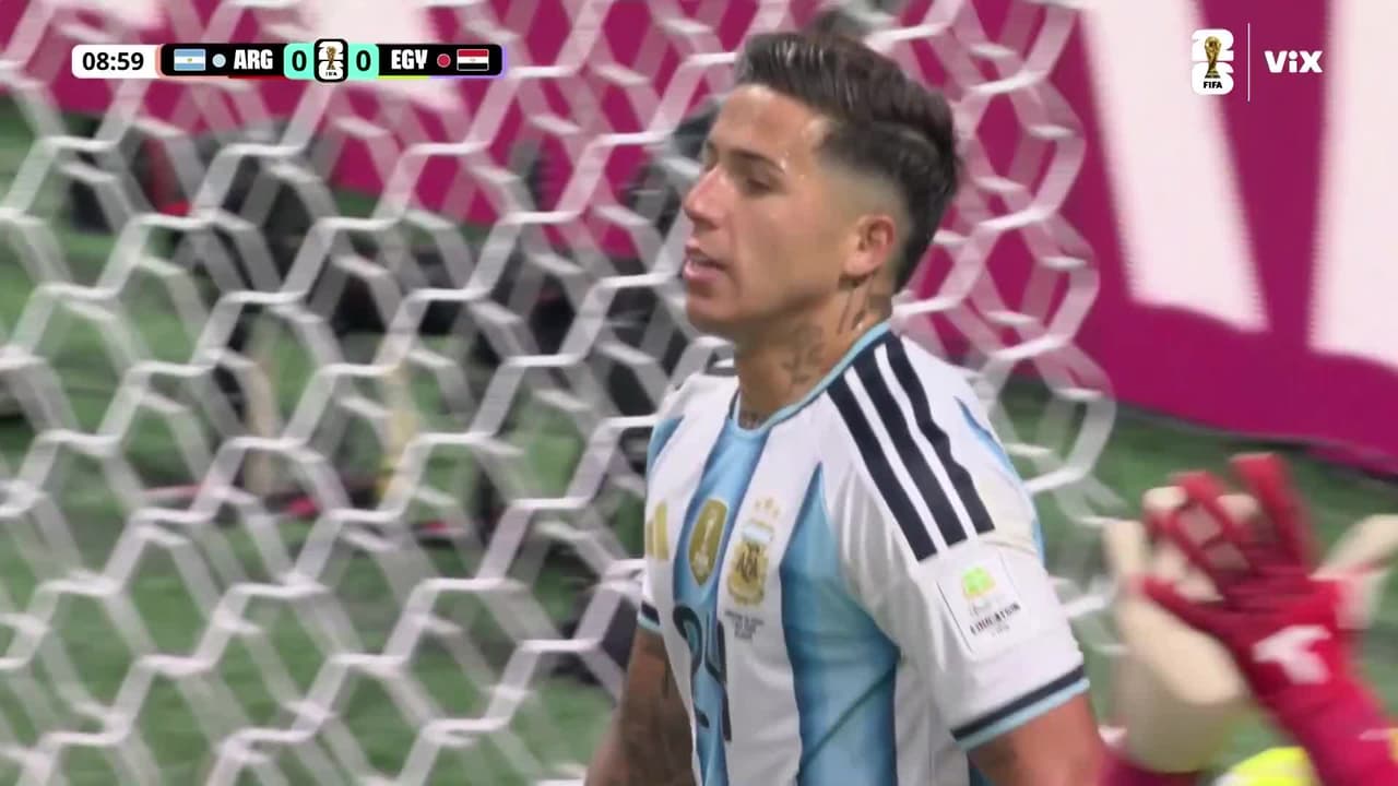 ¡Tremenda falla de Enzo! Era el primero de Argentina y el balón rozó el poste