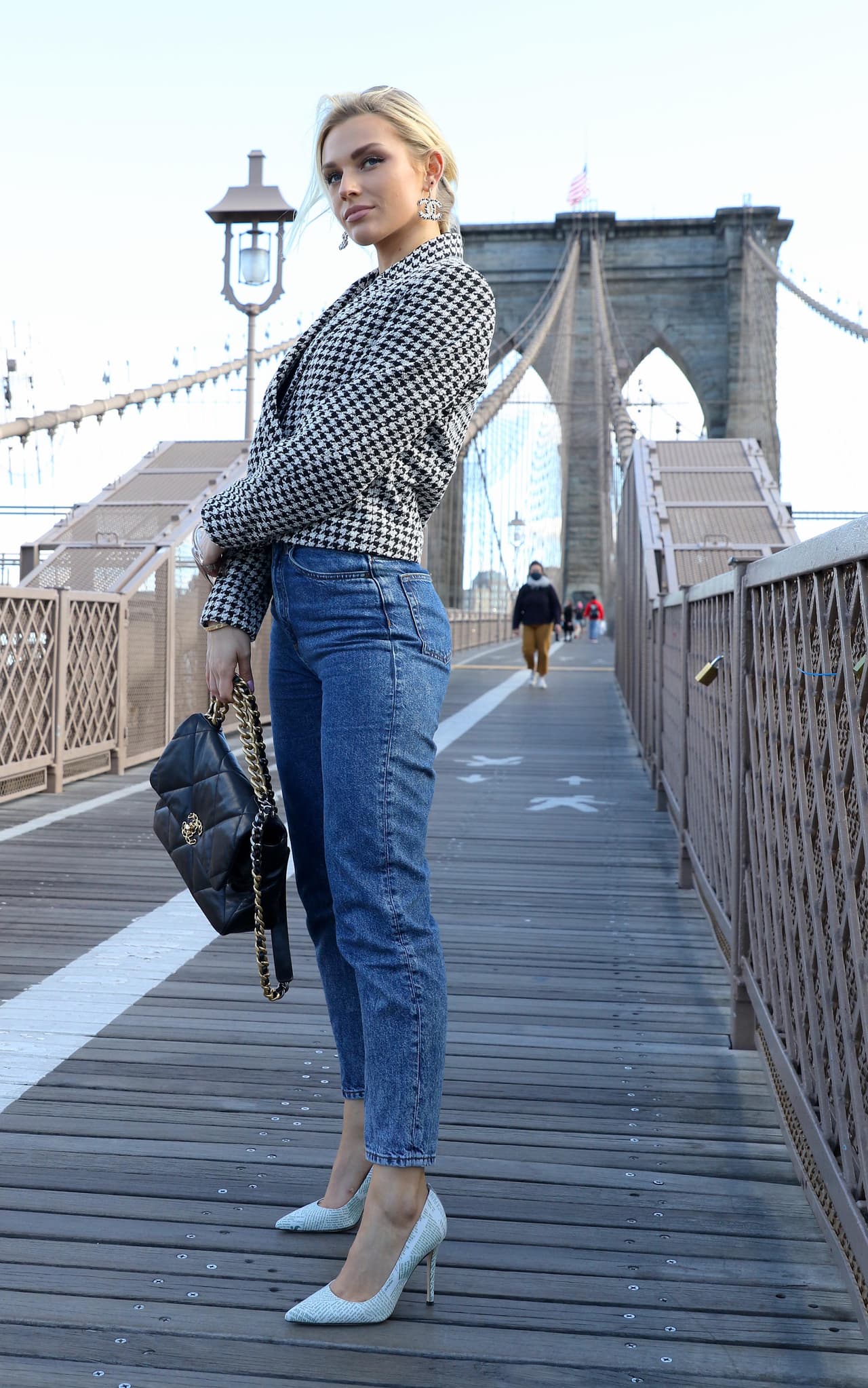 "Originalmente este viaje 
<b><a href="https://www.univision.com/famosos/irina-baeva-revela-que-no-queria-irse-a-nueva-york-sin-gabriel-soto-fotos" target="_blank">lo íbamos a hacer Gabriel y yo </a></b>juntos. Íbamos a venir juntos y nos íbamos a quedar como mes y medio juntos, pues disfrutando Nueva York. Estudiando inglés, estudiando actuación, a lo mejor tomar un curso de negocios", contó.
<br>