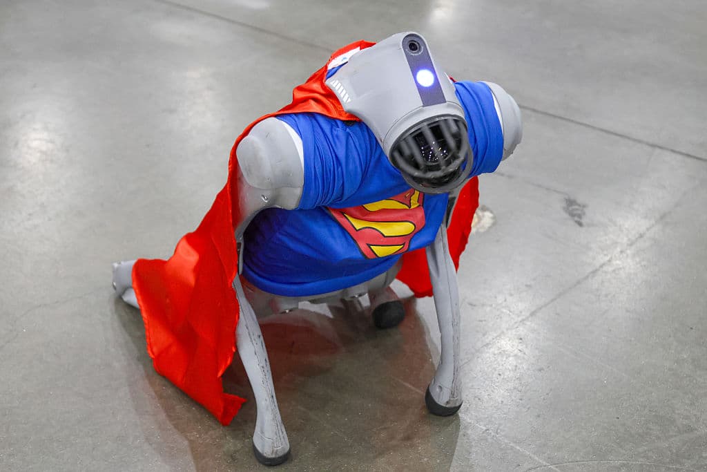 Un futurista perro robótico con capa de Superman causa sensación en LA Comic Con 2025: su capa roja sobre el cuerpo metálico simboliza un nuevo tipo de héroe para la era digital.