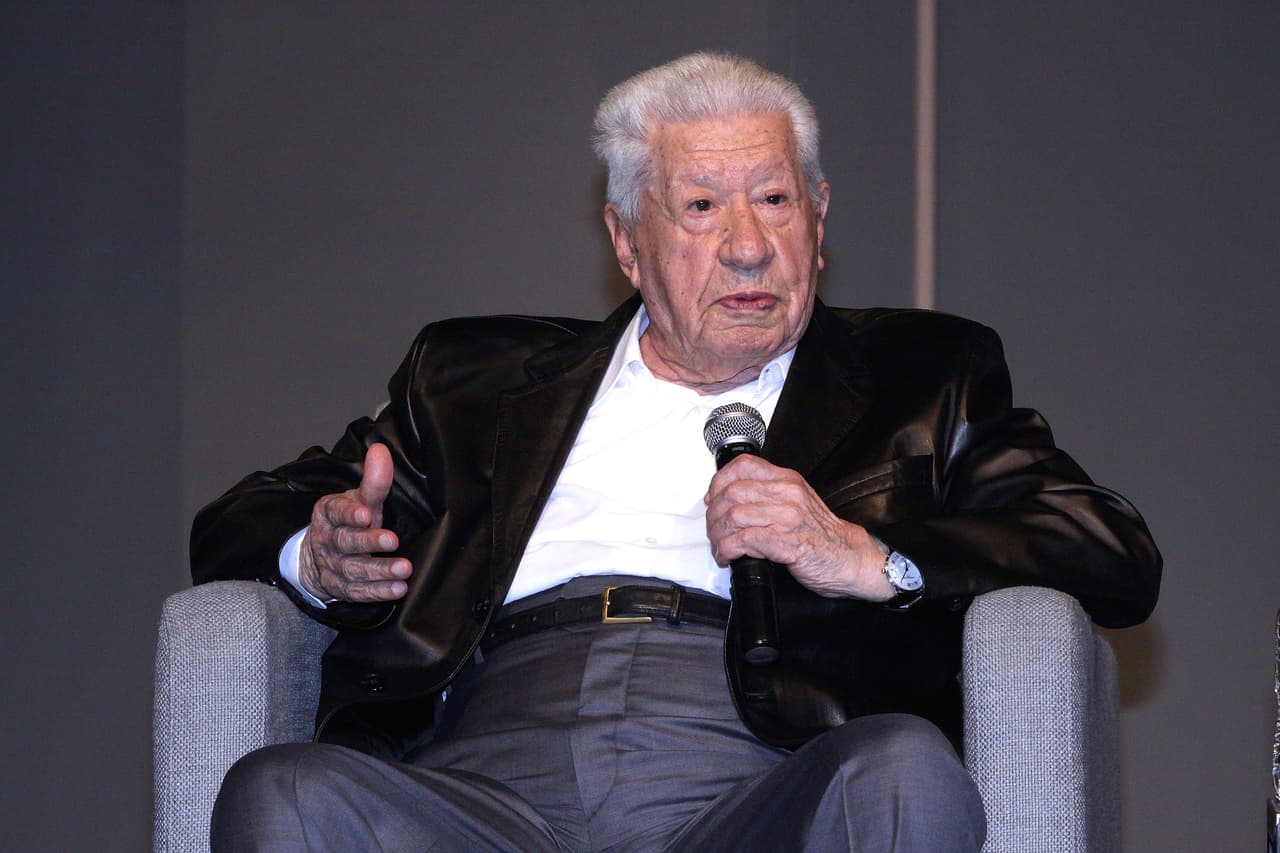 A sus 94 años, Ignacio López Tarso 
<b><a href="https://www.univision.com/famosos/a-sus-94-anos-ignacio-lopez-tarso-recuerda-los-celos-de-su-esposa-al-verlo-en-escenas-de-pasion-fotos">actúa por primera vez</a></b> solo junto a su hijo en la puesta en escena ‘Una vida en el teatro’.