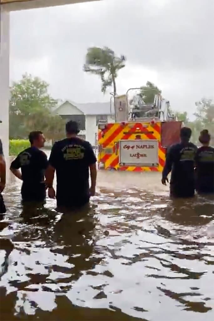 Efectivos del Departamento de Bomberos de 
<a href="https://www.univision.com/local/tampa-wvea/huracan-ian-bomberos-inundaciones-florida-naples" target="_blank">Naples con el agua hasta la cintura</a> después de las inundaciones provocadas por el huracán Ian. En algunas zonas, las inundaciones pueden superar los tres metros (9.8 pies), anunció el miércoles en la noche el gobernador del estado, Ron DeSantis.