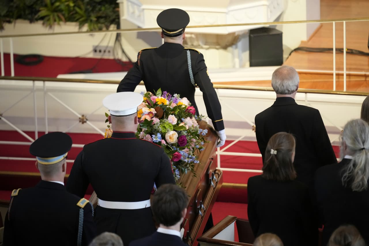 El ataúd de la ex primera dama Rosalynn Carter llega al interior de la Iglesia Glenn Memorial.
