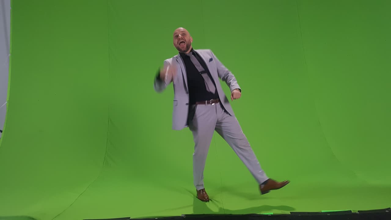 Luis dejó atrás su seriedad para divertirse un rato en las grabaciones.