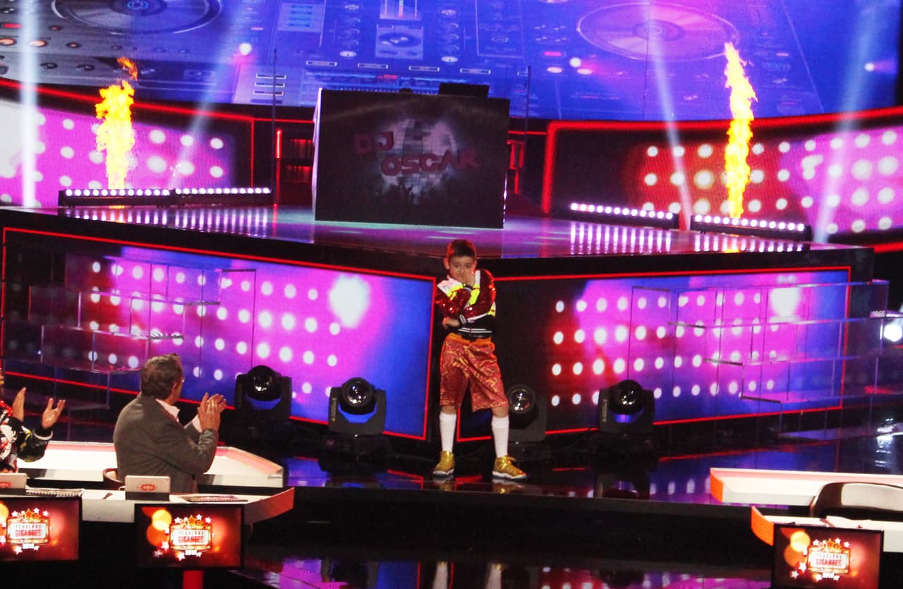 Como todo un DJ y con la vestimenta que recordó al video clip de Balvin, Óscar se apoderó del escenario. El pequeño encendió la pista. Literalmente.