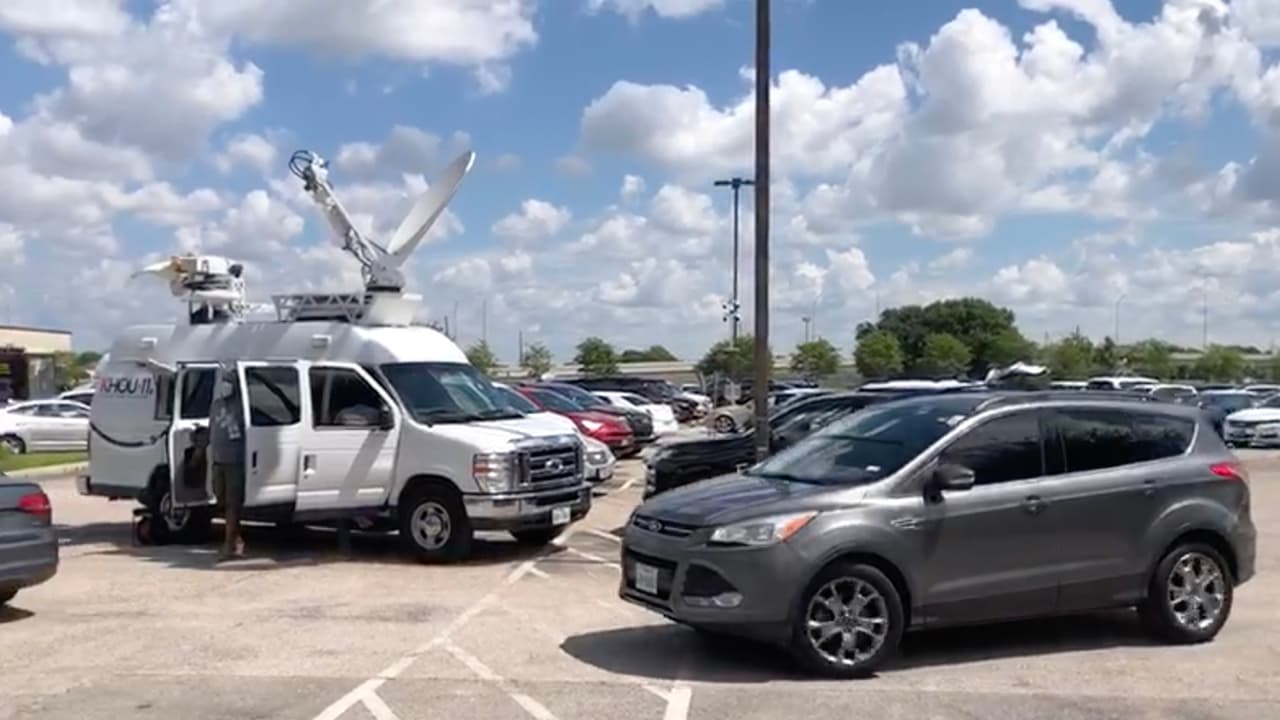 La mañana de este lunes llegaron los restos de George Floyd al templo The Fountain of Praise en Houston.