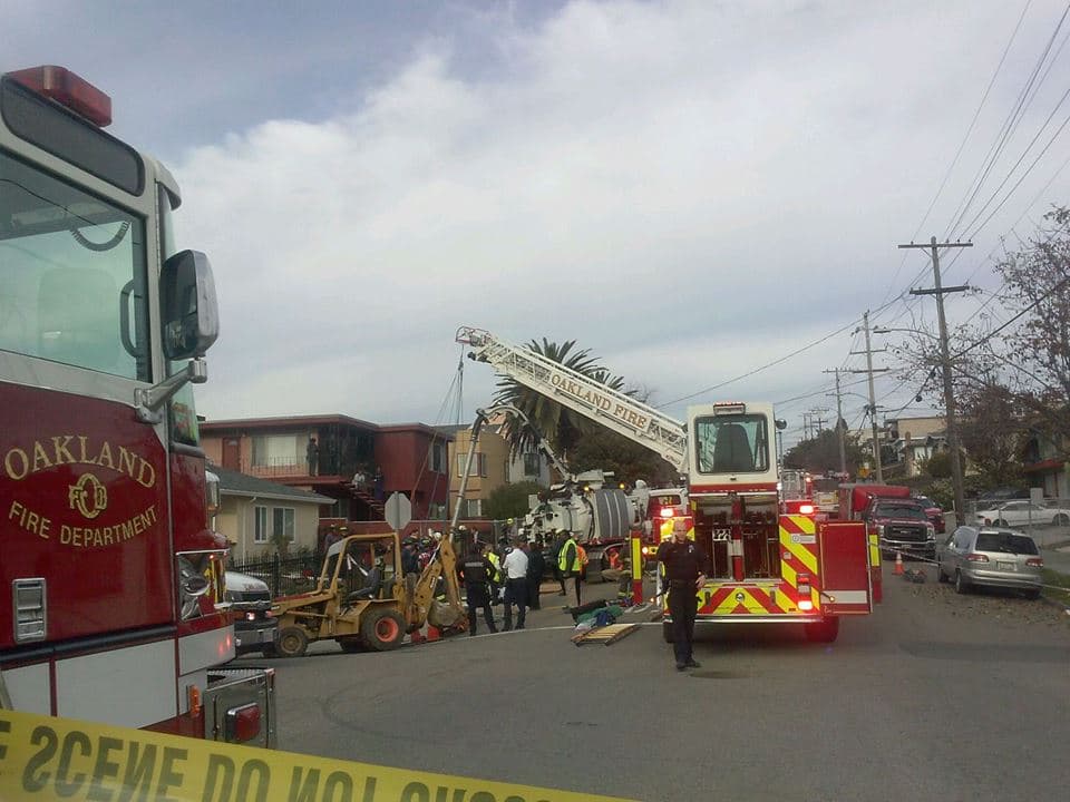 Trabajador se queda atrapado en la línea de alcantarillado en Oakland