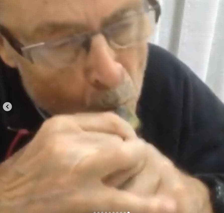 En el mensaje que además sirvió como homenaje, el actor recordó las ocasiones en que su padre enfrentó y superó a la muerte, como cuando quedó en 
<b>"coma durante dos semanas"</b> debido a un accidente automovilístico. 
<br>