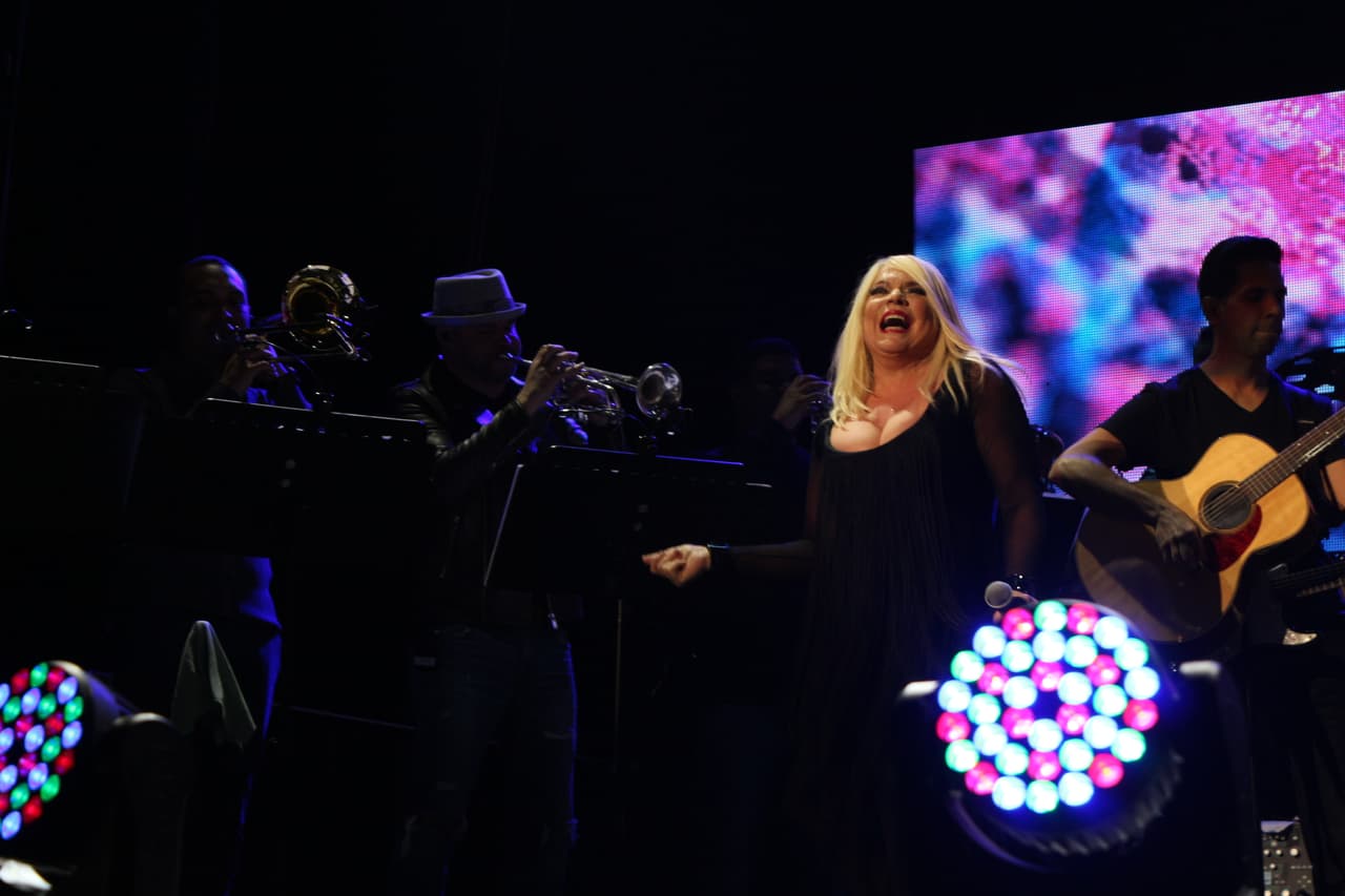 “Gracias a KQ por esta invitación espectacular... de venir a compartir una noche de amorrrrrr en el Choliseo”-Ednita Nazario.