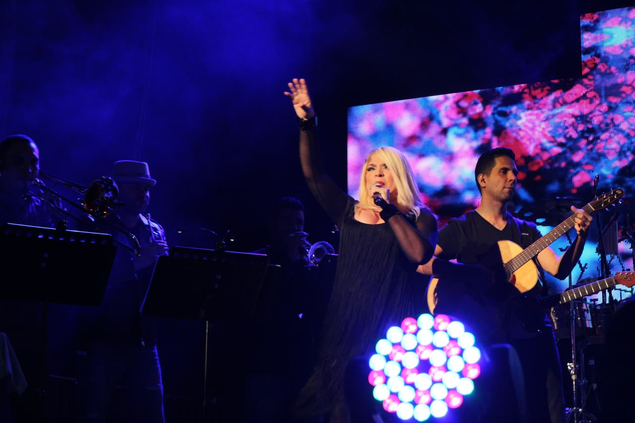 “Gracias a KQ por esta invitación espectacular... de venir a compartir una noche de amorrrrrr en el Choliseo”-Ednita Nazario.