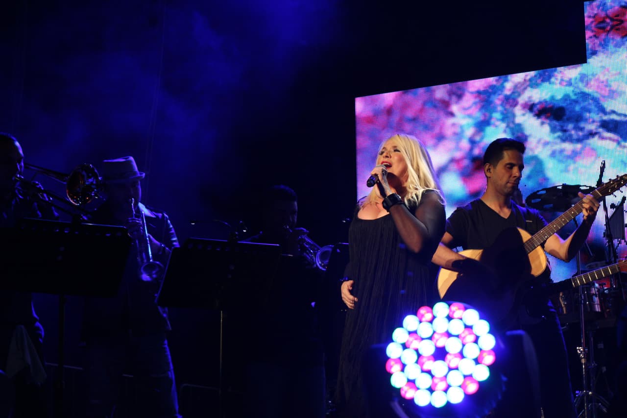 “Gracias a KQ por esta invitación espectacular... de venir a compartir una noche de amorrrrrr en el Choliseo”-Ednita Nazario.