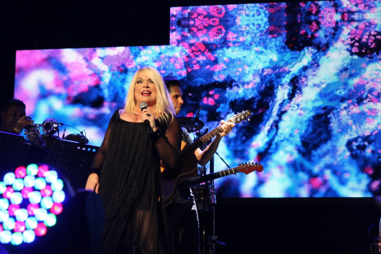 “Gracias a KQ por esta invitación espectacular... de venir a compartir una noche de amorrrrrr en el Choliseo”-Ednita Nazario.