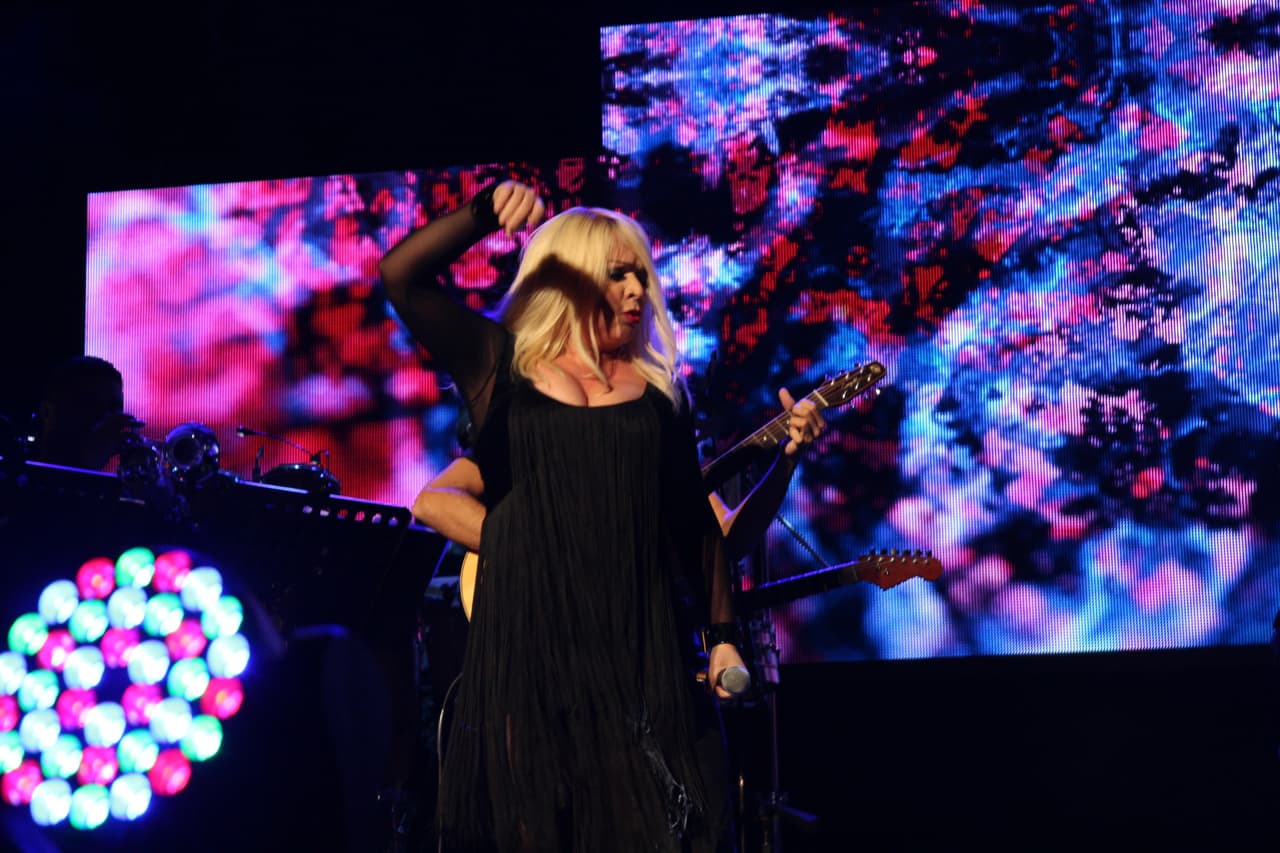 “Gracias a KQ por esta invitación espectacular... de venir a compartir una noche de amorrrrrr en el Choliseo”-Ednita Nazario.