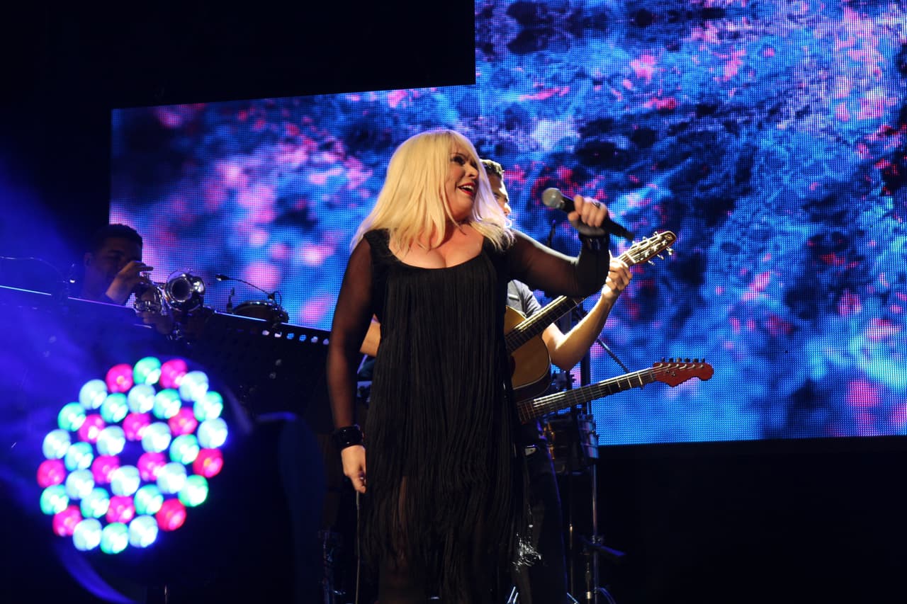 “Gracias a KQ por esta invitación espectacular... de venir a compartir una noche de amorrrrrr en el Choliseo”-Ednita Nazario.