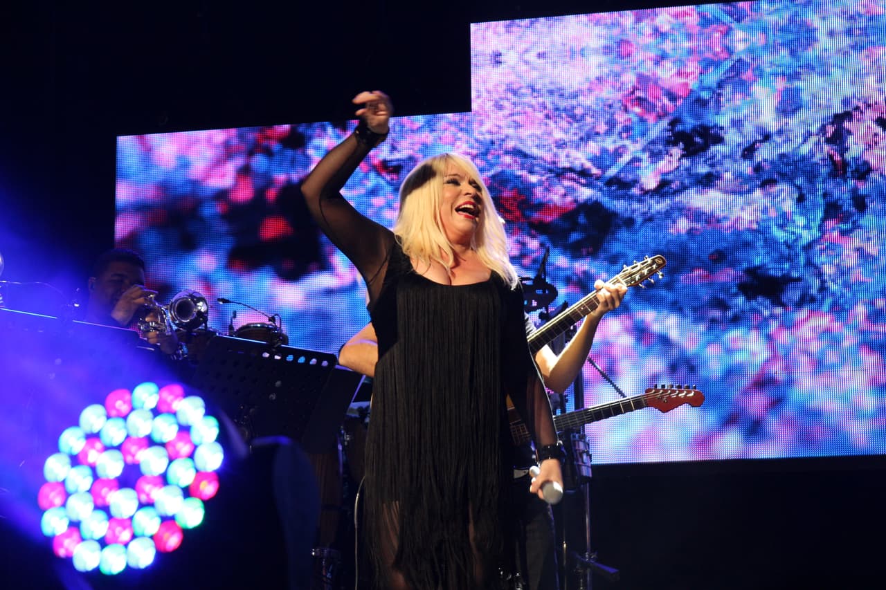 “Gracias a KQ por esta invitación espectacular... de venir a compartir una noche de amorrrrrr en el Choliseo”-Ednita Nazario.