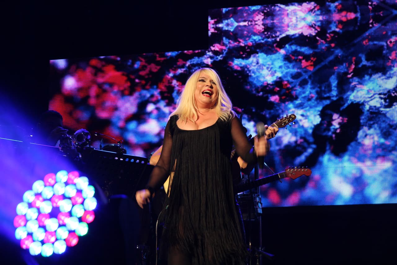 “Gracias a KQ por esta invitación espectacular... de venir a compartir una noche de amorrrrrr en el Choliseo”-Ednita Nazario.