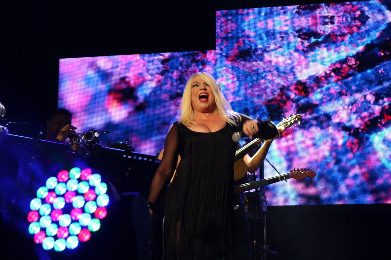 “Gracias a KQ por esta invitación espectacular... de venir a compartir una noche de amorrrrrr en el Choliseo”-Ednita Nazario.