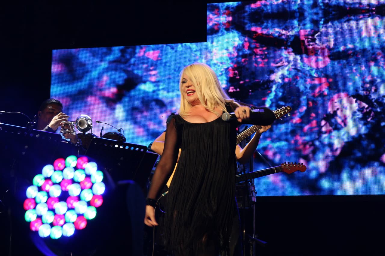 “Gracias a KQ por esta invitación espectacular... de venir a compartir una noche de amorrrrrr en el Choliseo”-Ednita Nazario.