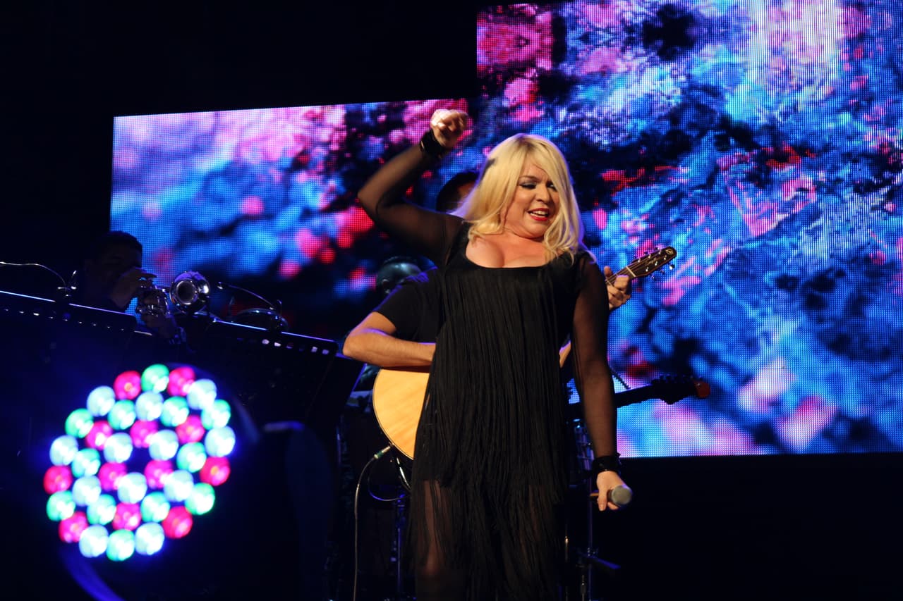 “Gracias a KQ por esta invitación espectacular... de venir a compartir una noche de amorrrrrr en el Choliseo”-Ednita Nazario.