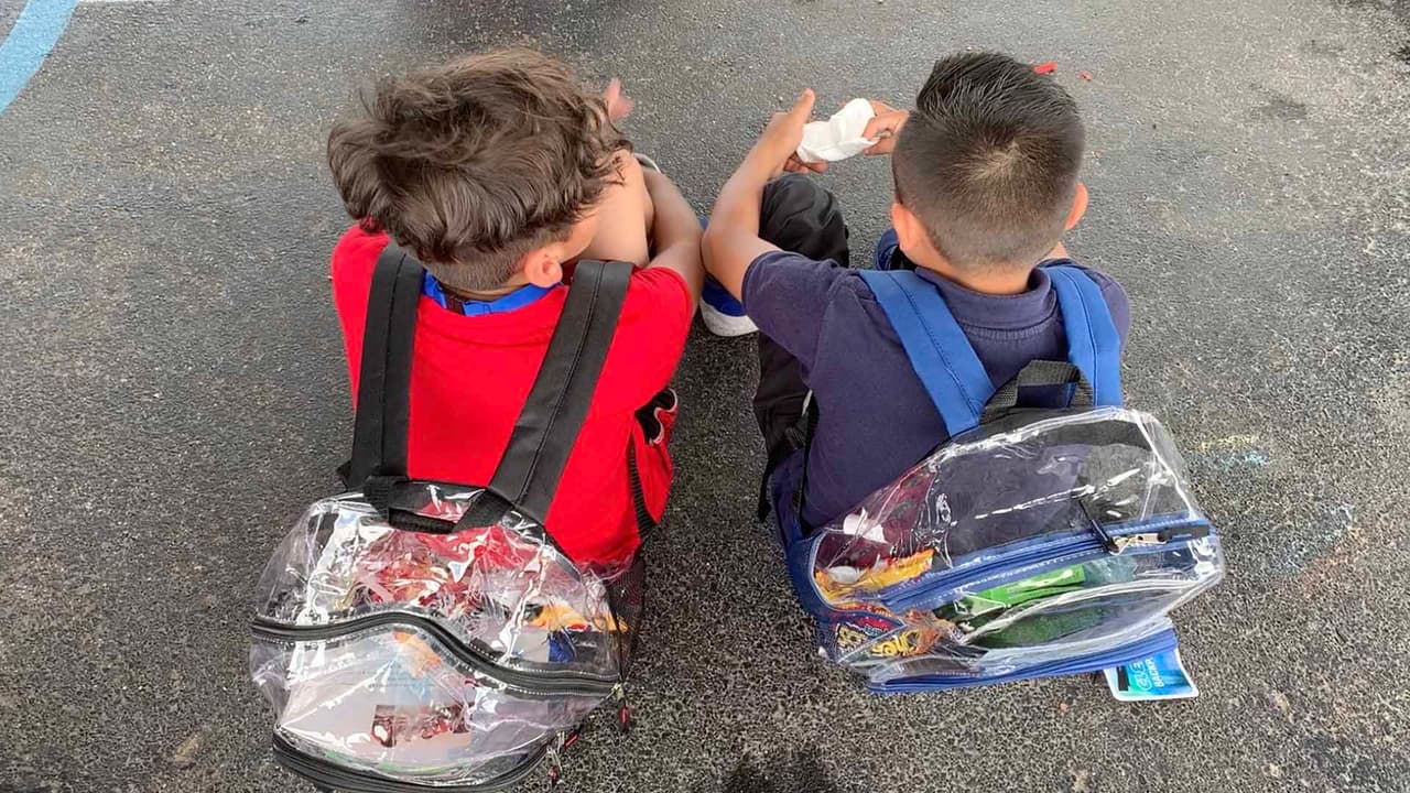 Cuando una escuela recibe una llamada de la policía alertando sobre un sospechoso, los planteles implementan el ‘lockdown’ que es el protocolo de seguridad con el que meten a todos los estudiantes y personal en los salones y cierran todo con llave.