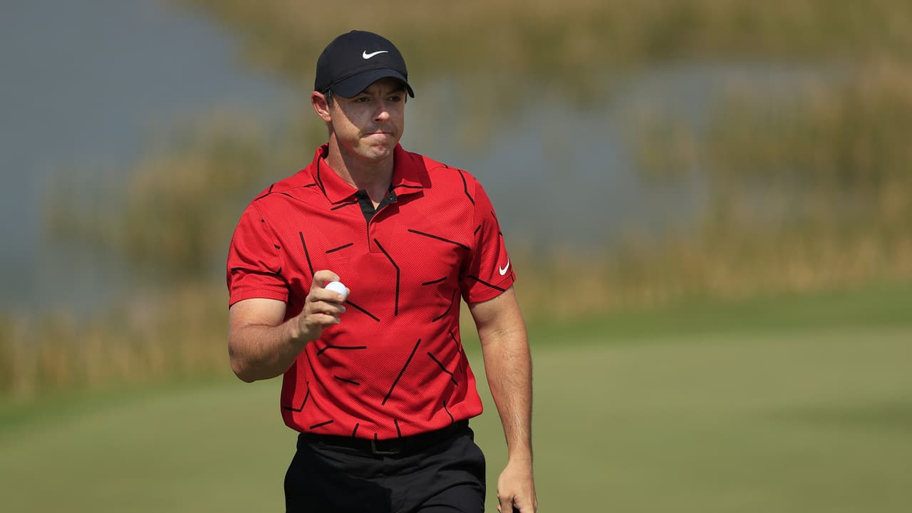 El mundo del golf homenajea a Tiger Woods al vestirse como él