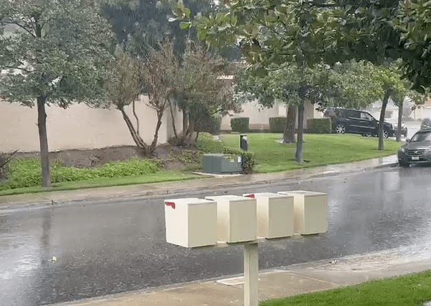 En Santa Clarita, vecinos también reportaron fuertes aguaceros a tempranas horas del domingo.
