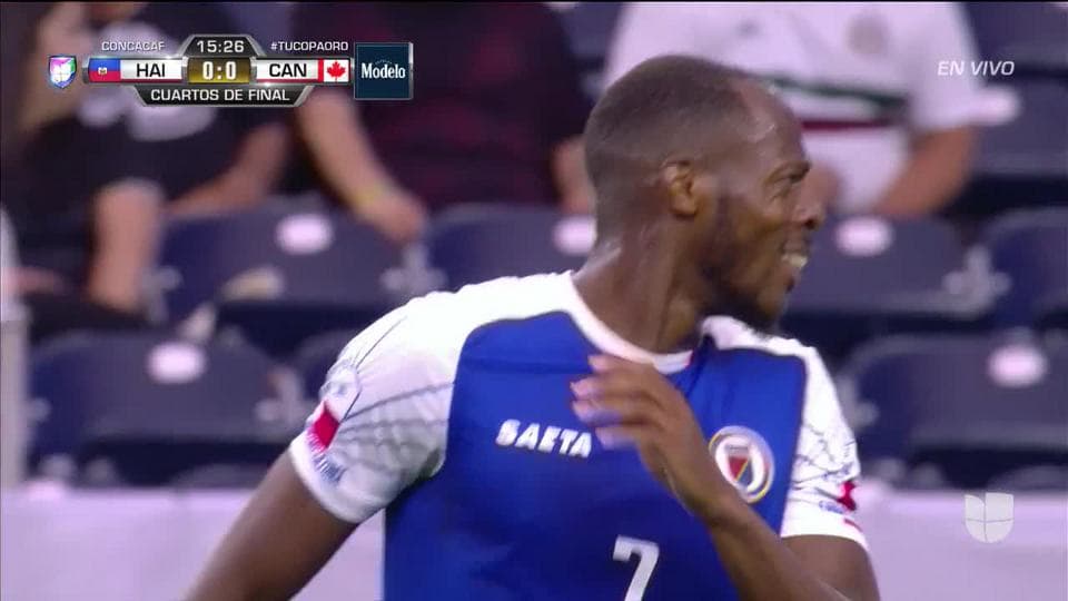 ¡CERCA!. Herve Bazile disparó que se estrella en el poste.