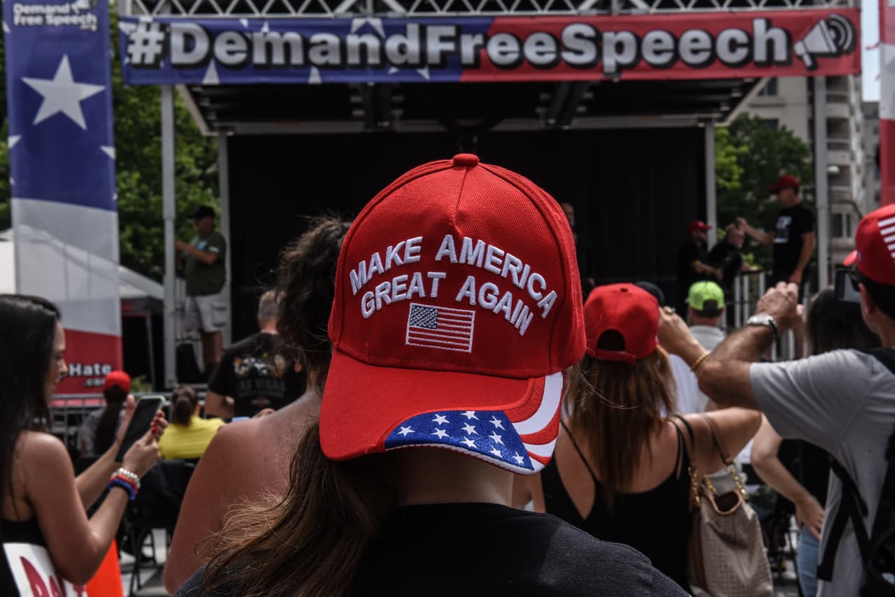 Las dos concentraciones se originaron con el llamado de los grupos ultraderechistas a protestar en Washington por la libertad de expresión y el fin de la censura en las redes sociales, lo cual movilizó a los militantes y activistas de ultraizquierda, en contra de los primeros.