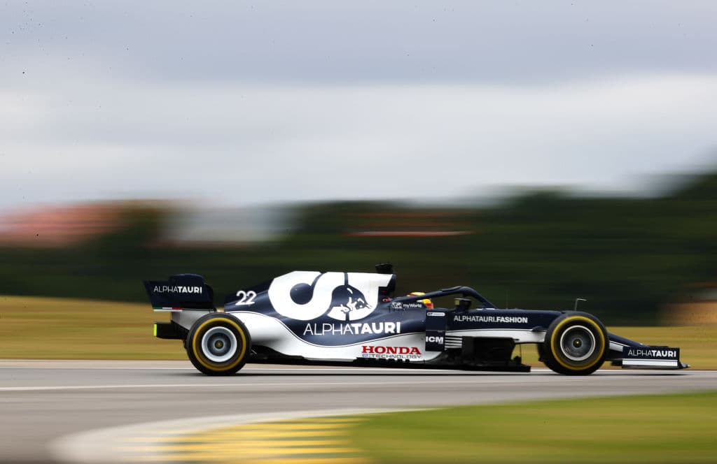 El mexicano Sergio Pérez se quedó en el cuarto sitio de la clasificación para el Sprint del Gran Premio de Brasil en el cual el británico Lewis Hamilton brilló y se quedó con la primera posición a pesar de la sanción que acarrea por modificaciones en el motor. Lewis Hamilton, perderá cinco puestos en parrilla, por cambiar la cámara de combustión del motor de su Mercedes, pero saldrá primero este sábado en la calificación sprint para el Gran Premio de Brasil.