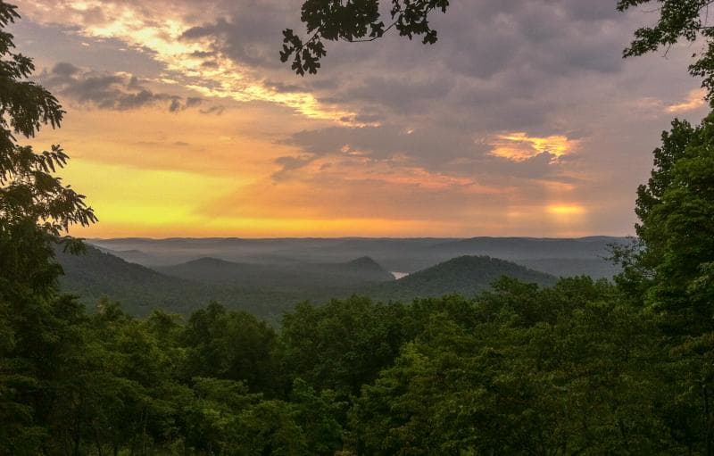 <b>Morrow Mountain State Park</b>
<br>
<b>Sitio web</b>:
<a href="https://www.ncparks.gov/state-parks/morrow-mountain-state-park">https://www.ncparks.gov/state-parks/morrow-mountain-state-park</a>
<br>
<b><a href="https://maps.app.goo.gl/e51yDZsijDJycF9W8">Cómo llegar</a> </b>
<br>
<br>Ubicado en el condado de Stanly, a 50 millas al noreste de Charlotte,
<b><a href="https://www.univision.com/local/north-carolina-wuvc/morrow-mountain-state-park-carolina-del-norte-parque-primavera-2024-fotos">el Parque Estatal Morrow Mountain</a></b> ofrece una gran variedad de aventuras desde la cima de la montaña del mismo nombre, a lo largo de las orillas del sendero estatal del río Yadkin y hasta las orillas del lago Tillery.
