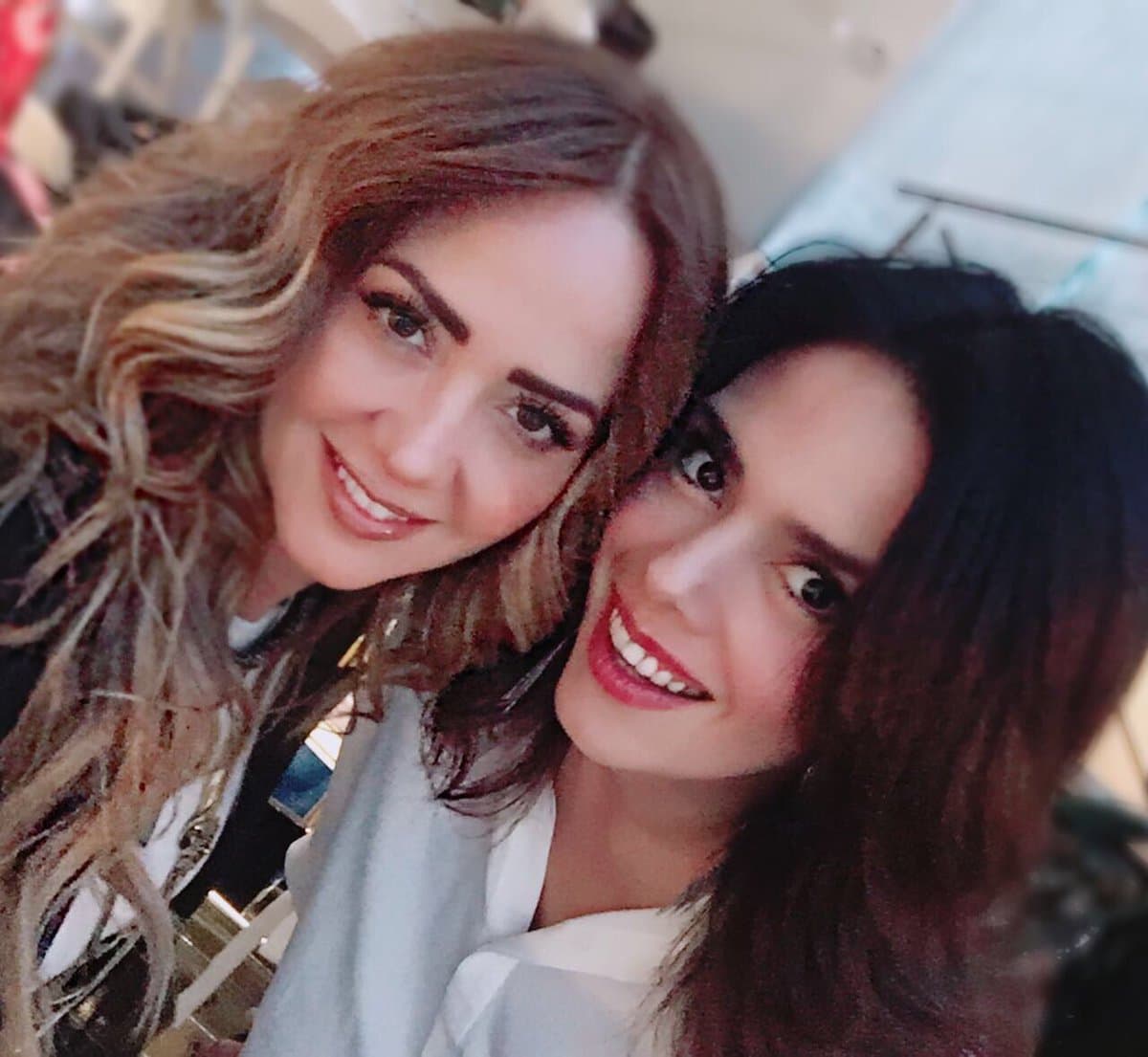 Sofía Villalobos estuvo a cargo de la conducción en la sección de noticias, esto mientras la producción estuvo bajo el mando de Alexis Núñez (1998), y después pasó a manos de Alejandro Cáceres (1999 al año 2000).