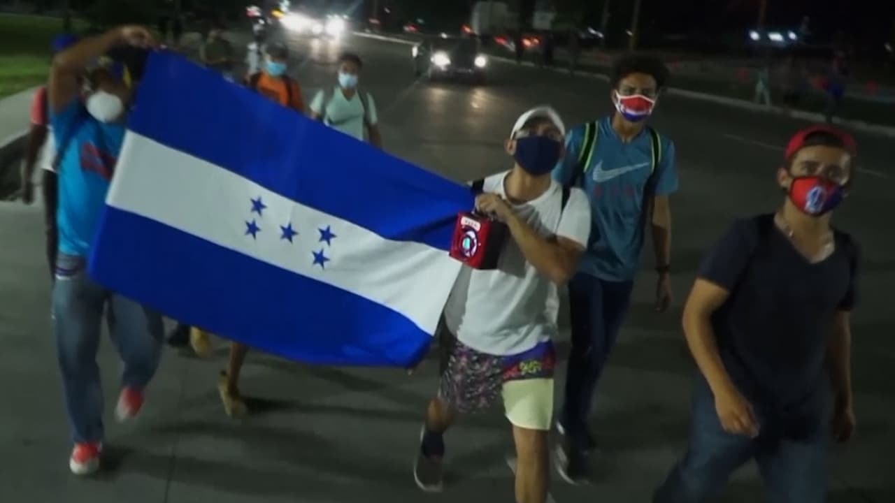 La caravana de migrantes llega a México y presiona por entrar al país para seguir rumbo a EEUU