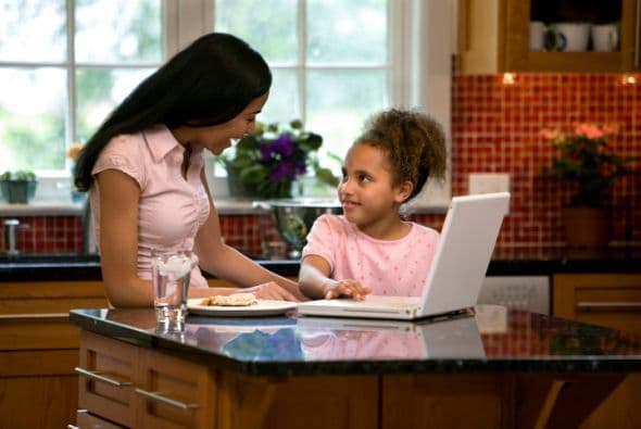 También debes reiterarles a los niños que 
<b>nunca deben caminar o subirse</b> a un automóvil con un extraño.