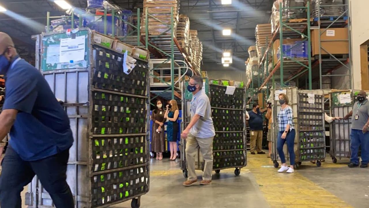 La vocera del departamento de elecciones del condado Miami-Dade dijo que la manera más segura de velar por su voto, es firmar el sobre de la boleta antes de enviarla al correo.