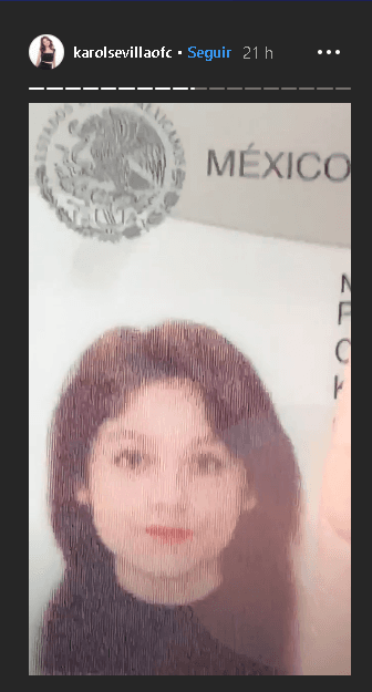 Al final, Karol no dudó en mostrar la foto de su credencial de elector con todos sus seguidores: “Amigos, salí hermosa, ya tengo credencial, qué hermosura".