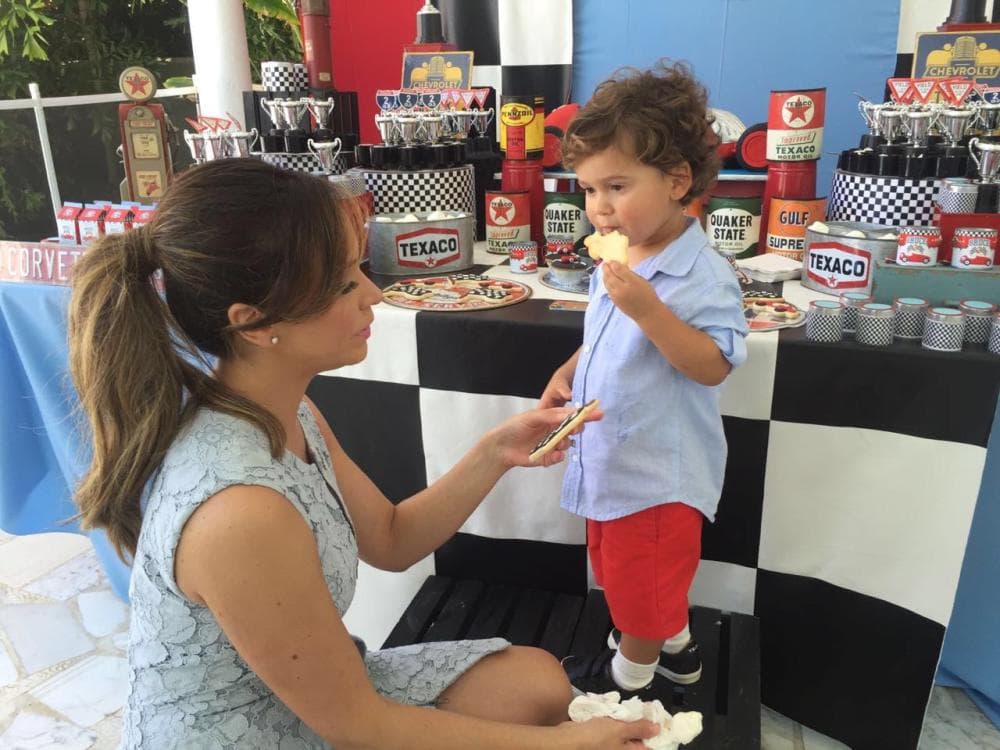 Baby Bruce disfrutó mucho su fiesta de cumpleaños, pero lo que más le gusto fue la mesa de dulces.
