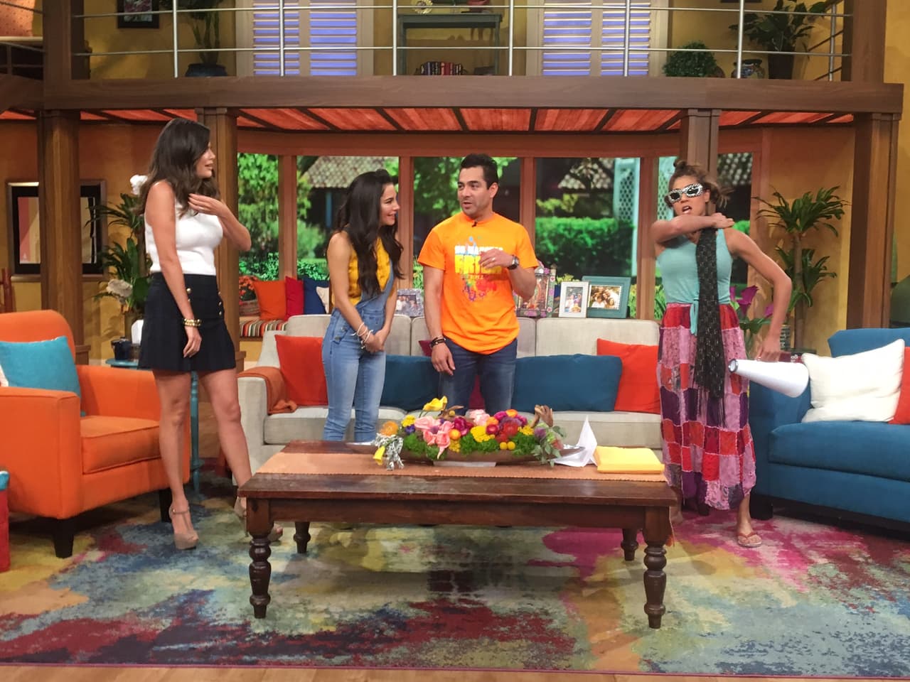 Mela la Melaza quería mostrar sus grandes talentos como directora de escena y hasta libretos tenía.