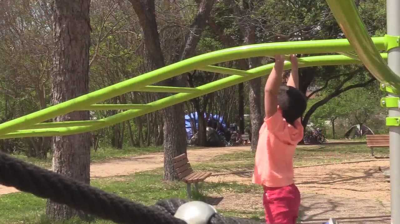 Organizaciones en Austin temen la reubicación de campamentos de indigentes en parques infantiles