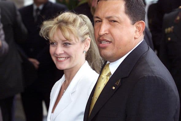 Como lo ha confesado anteriormente, desde el momento en que lo conoció, Rodríguez decidió “perseguir” a Chávez. Para ese momento, ya tenía un hijo producto de su primer matrimonio. De talante extrovertido, la atractiva reportera que trabajaba para medios locales en Barquisimeto logró su objetivo.