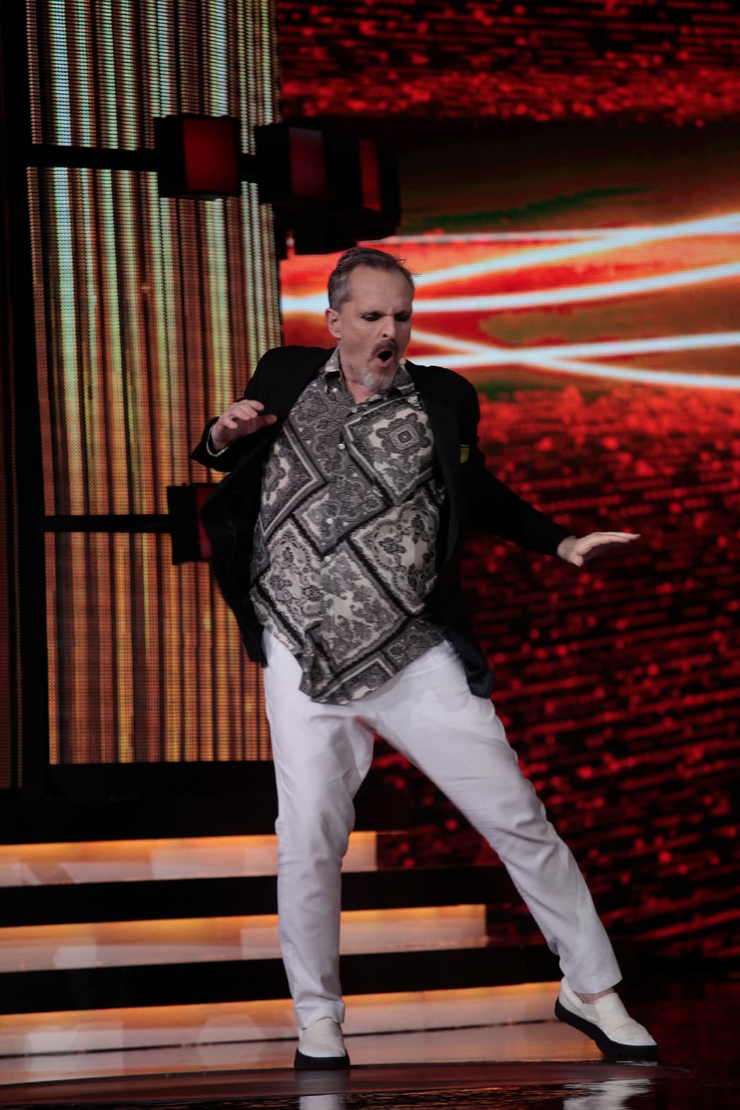 Y también se puso a bailar.