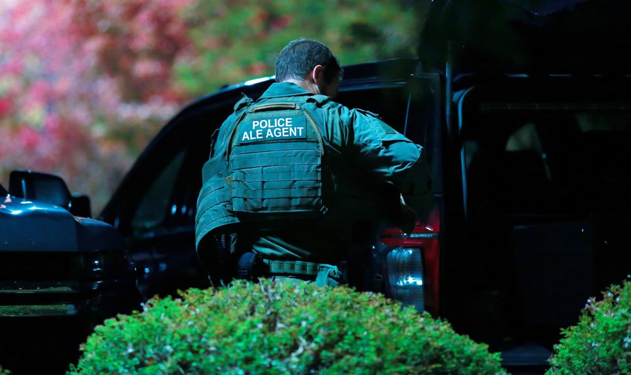 Otras dos personas heridas, entre las que había otro policía, fueron trasladadas a hospitales. El agente recibió el alta más tarde, pero el segundo sobreviviente seguía en estado crítico.