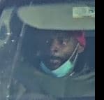 Dos integrantes de la policía de Orland Park fueron embestidos en el estacionamiento del centro comercial Orland Square después de que los agentes intentaron detener a los ocupantes de una minivan que tenía una placa robada.
<br>