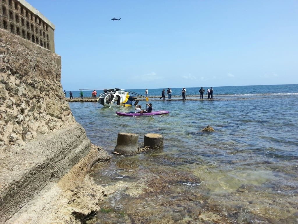 Imágenes del helicóptero accidentado en la playa de Vega Alta.