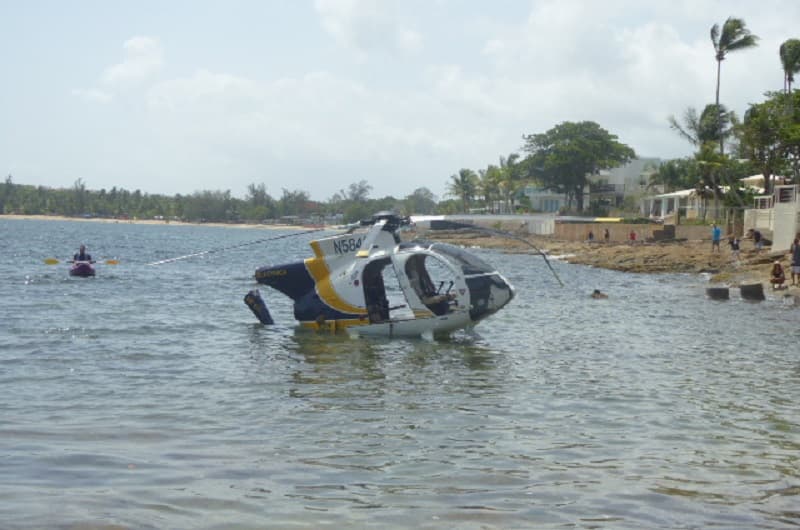 Imágenes del helicóptero accidentado en la playa de Vega Alta.