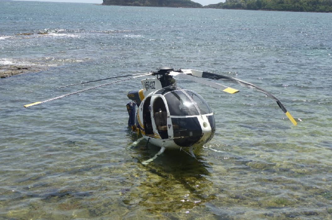 Imágenes del helicóptero accidentado en la playa de Vega Alta.