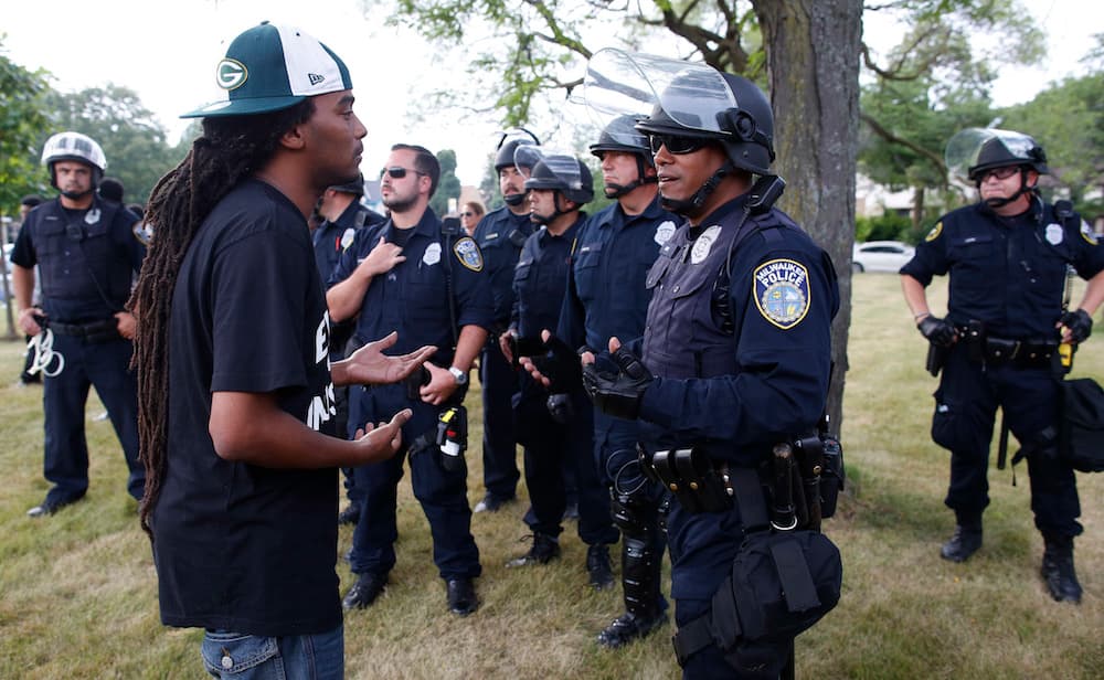 Un joven intenta tranquilizar a la policía de Milwaukee